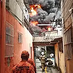 Incêndio de grandes proporções destrói galpão da Motocriss em Ramos, no Rio de Janeiro