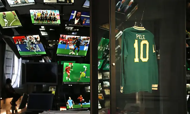 O Museu do Futebol, no Pacaembu, em São Paulo, apresenta o audioguia “Futebol é Mais”, uma audiodescrição em estilo de rádio que guia visitantes pela história do esporte.