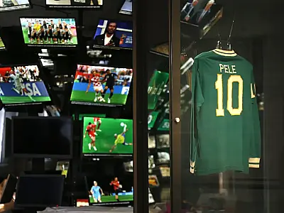 O Museu do Futebol, no Pacaembu, em São Paulo, apresenta o audioguia “Futebol é Mais”, uma audiodescrição em estilo de rádio que guia visitantes pela história do esporte.