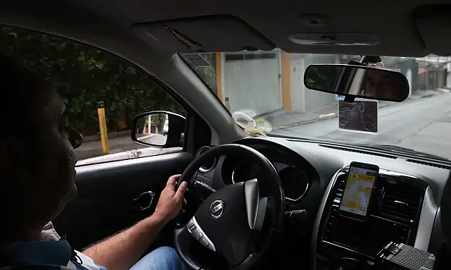 Portaria do Ministério da Justiça obriga apps como Uber e iFood a mostrar quanto do preço da corrida vai para o trabalhador e quanto fica na plataforma.