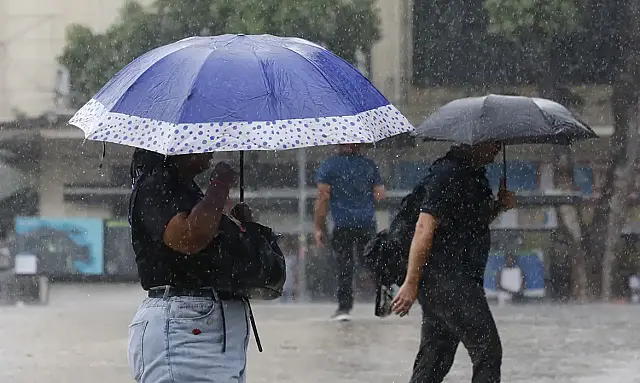 Inmet emitiu alerta laranja de chuvas intensas para 17 estados no início da semana, com risco de temporais, ventos fortes e alagamentos.