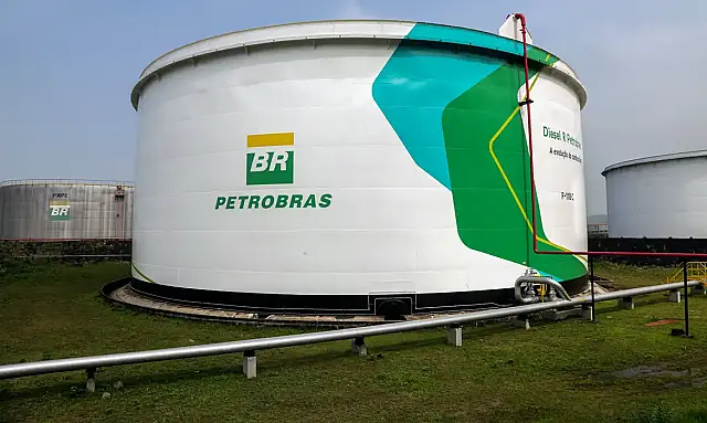 Mercado de combustíveis entra no radar do governo após tensão no Oriente Médio, com monitoramento diário, apuração de preços e foco no abastecimento.