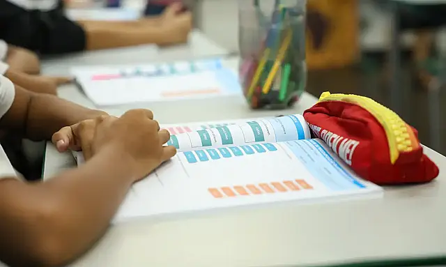 Em 2025, Brasil atinge 66% de crianças alfabetizadas até o 2º ano do fundamental, superando meta de 64%.