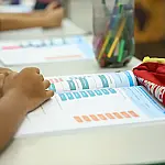 66% das crianças brasileiras alfabetizadas na idade certa em 2025: marco histórico e desafios para o futuro