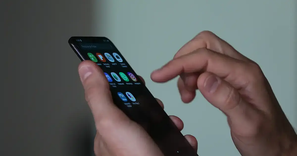 INSS alerta para golpe com aplicativo falso de reembolso e reforça uso exclusivo do Meu INSS nos canais oficiais