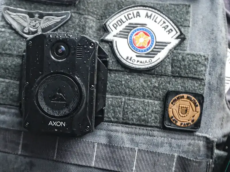 MPRJ cobra uso correto de câmeras corporais por policiais do Rio após falhas em operações e morte de médica