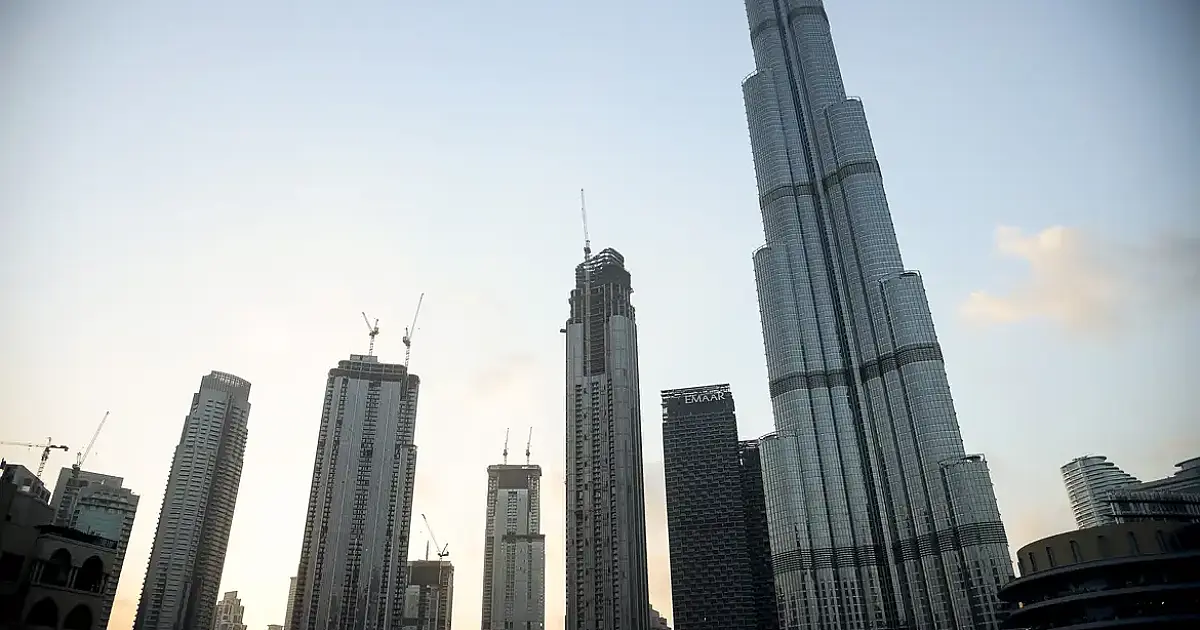 Emirados Árabes Unidos fecham espaço aéreo em medida de precaução após ameaças de mísseis e drones do Irã