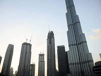 Emirados Árabes Unidos suspendem temporariamente o espaço aéreo diante de ameaças do Irã e da escalada militar no Golfo.