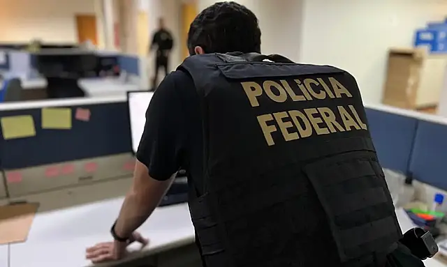 A Polícia Federal prendeu três policiais civis, incluindo um delegado, acusados de extorquir integrantes do Comando Vermelho no Rio de Janeiro.