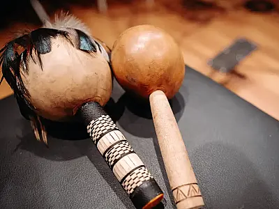 28ª edição do Sonora Brasil leva música afro-indígena a 15 estados brasileiros, com artistas como Gean Ramos Pankararu e Suraras do Tapajós, promovendo imersão em patrimônios vivos reinventados.