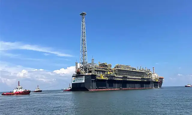 A ANP declarou sobreaviso no abastecimento nacional e notificou a Petrobras para que oferte imediatamente os volumes de diesel e gasolina de leilões cancelados em março de 2026.