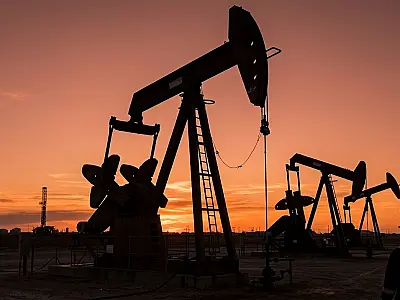 Os preços do petróleo Brent e WTI sobem mais de 15% em um dia devido à guerra no Oriente Médio, com riscos de interrupções no Estreito de Ormuz e cortes de produtores como Iraque e Kuwait.