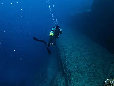 A monumental estrutura rochosa na ilha de Yonaguni conhecida como a “Atlântida japonesa”.
