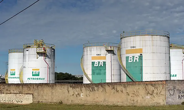 Privatização da BR Distribuidora reacende debate sobre combustíveis, controle de preços, inflação e efeitos práticos para consumidores.