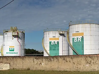 Privatização da BR Distribuidora reacende debate sobre combustíveis, controle de preços, inflação e efeitos práticos para consumidores.