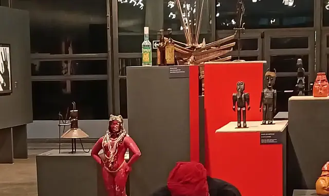 Exposição no Museu Afro Brasil explora a presença de Exu na cultura afro-brasileira, com obras, símbolos e debate sobre religiosidade.