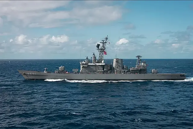 Contratorpedeiro japonês JS Shimakaze em operação conjunta com os EUA; navio de guerra esteve no Brasil em 2025.