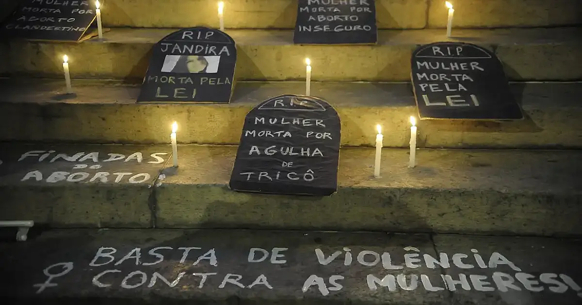 Mulheres tomam ruas pelo Brasil no 8 de março contra feminicídios e jornada 6x1 exaustiva