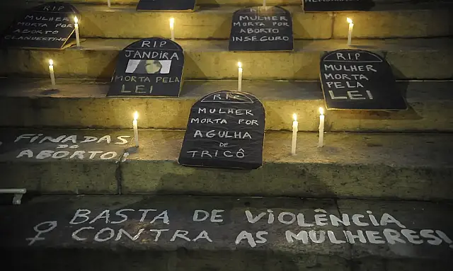 No Dia Internacional da Mulher 2026, milhares protestam em capitais e interior contra violência de gênero e escala 6x1, pressionando Congresso por mudanças urgentes em direitos laborais e segurança feminina.