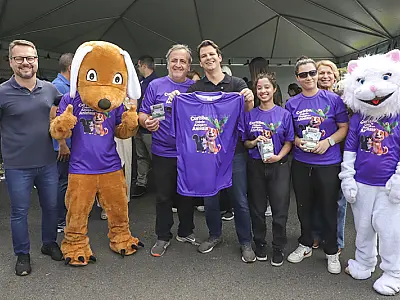 O prefeito Eduardo Pimentel sancionou lei que regulamenta a condução responsável de cães em espaços públicos, durante o evento Amigo Bicho, no Parque Barigui.