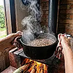 Fogão a lenha pode gerar multa de até R$ 10 mil por poluição segundo lei ambiental brasileira