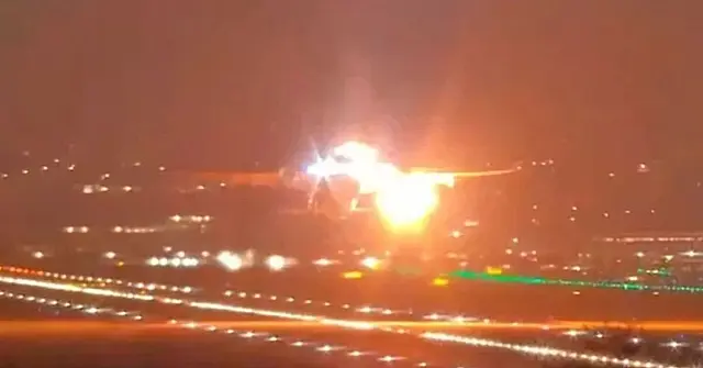 Aeronave com 272 passageiros sofre falha no motor esquerdo segundos após sair do chão, mas retorna em segurança; não há feridos.