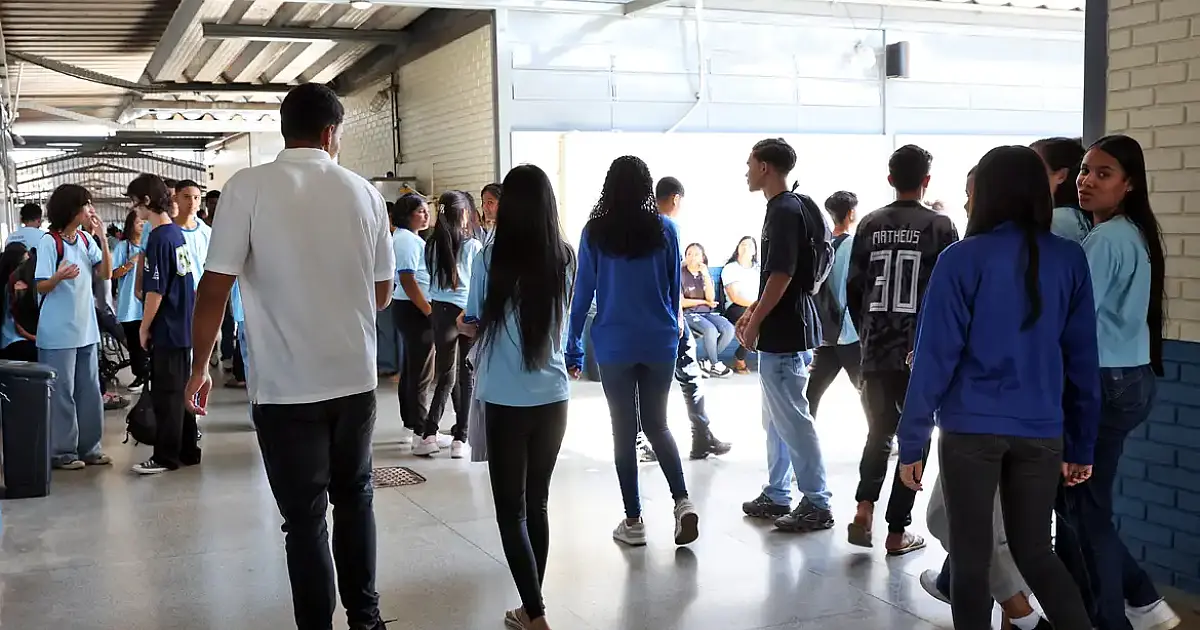 Pé-de-Meia paga hoje incentivo a estudantes nascidos em novembro e dezembro; veja valores e condições