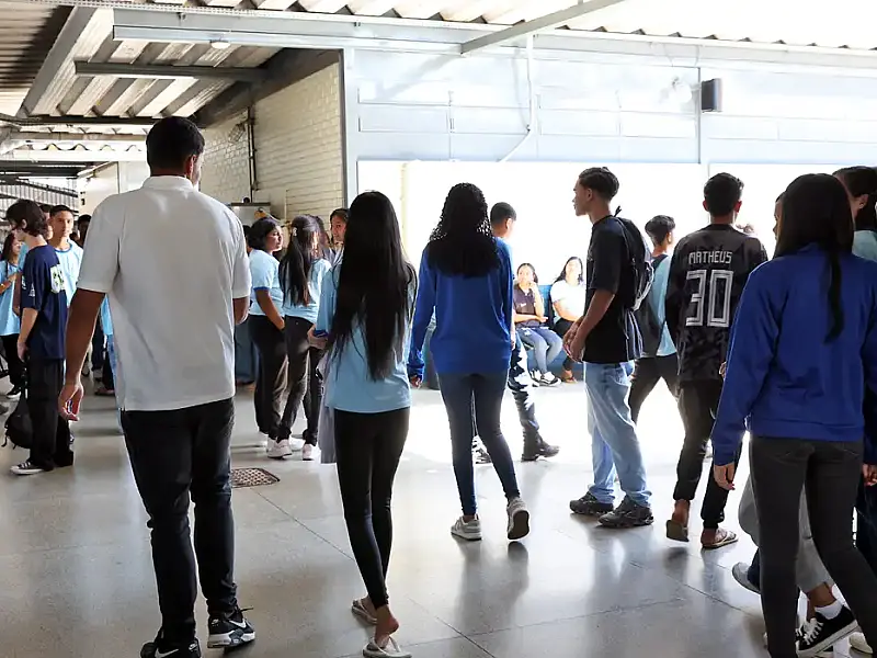 Pé-de-Meia paga hoje incentivo a estudantes nascidos em novembro e dezembro; veja valores e condições