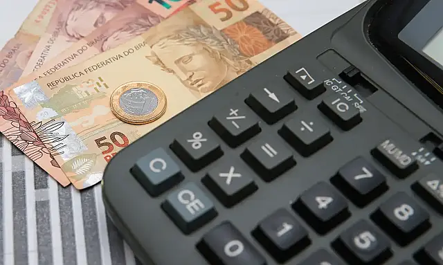 Governo central teve déficit de R$ 30 bilhões em fevereiro de 2026, mas mantém superávit no acumulado do ano, segundo dados do Tesouro Nacional.