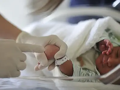 Brasil atinge menor taxa de mortalidade infantil em 34 anos, com queda histórica desde 1990.