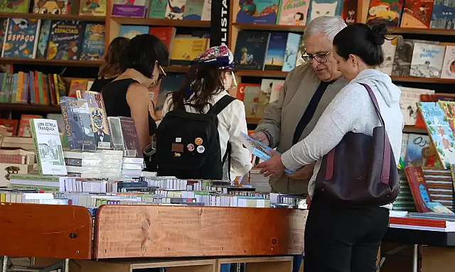 Estudo Panorama do Consumo de Livros aponta 18% da população adulta comprando livros em 2025.