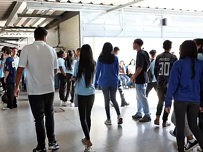 Hoje (30/3), beneficiários do Pé-de-Meia nascidos em novembro e dezembro recebem R$ 200 de incentivo-matrícula.