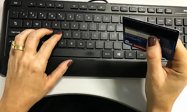 Taxas abusivas do cartão de crédito rotativo chegam a 435,9% ao ano em fevereiro, segundo Banco Central.