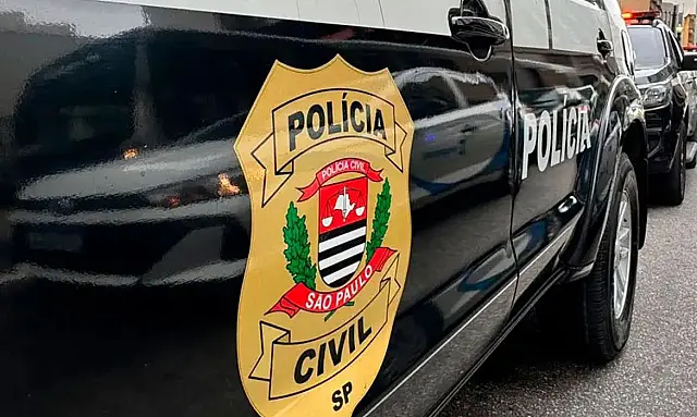Operação contra o Comando Vermelho em São Paulo prende cinco pessoas, mira a estrutura da facção e bloqueia R$ 33,6 milhões.