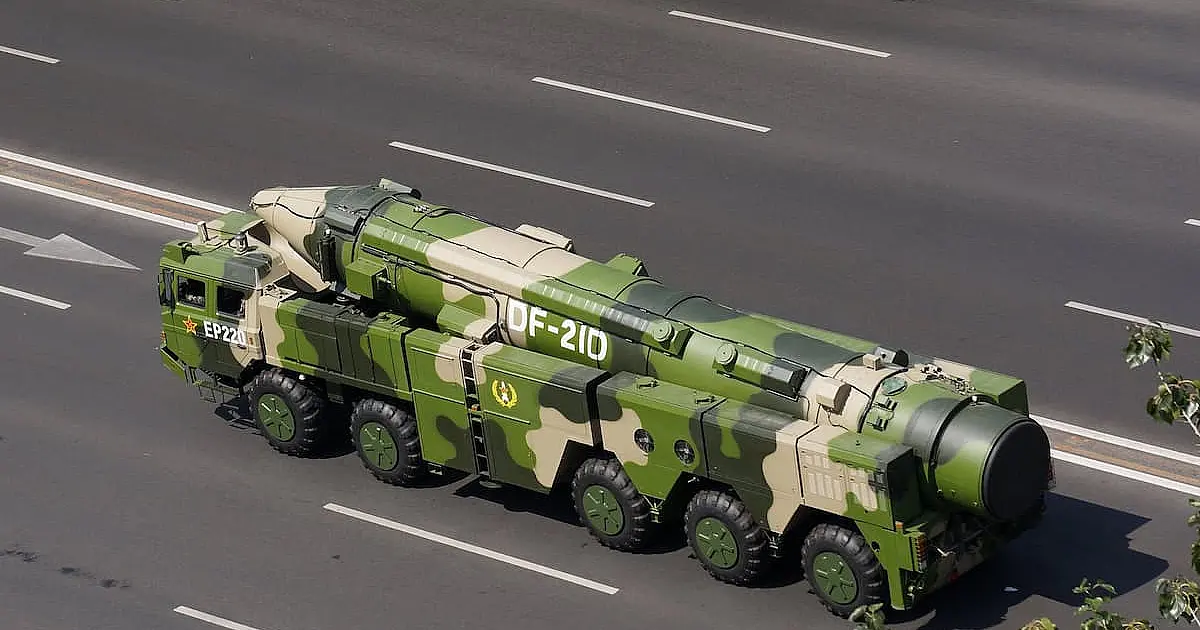 China consolida poder naval com DF-21D, míssil balístico que ameaça porta-aviões a 1.500 km e redefine estratégias no Pacífico