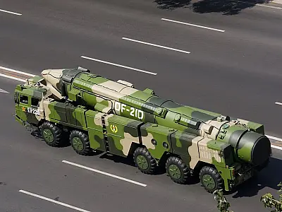 China implanta o míssil balístico DF-21D, projetado para destruir porta-aviões em movimento a até 1.500 km.