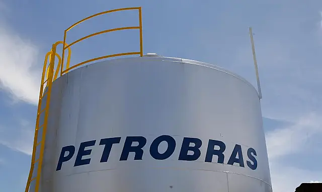 Importação de diesel entra no centro do debate após distribuidoras pedirem mais atuação da Petrobras para reforçar oferta e estabilidade.