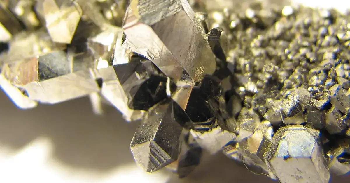 Brasil busca parceria com Europa para explorar minerais críticos e terras raras com tecnologia avançada