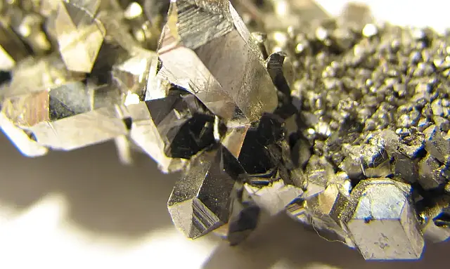 Entenda como o Brasil negocia parcerias com a Europa para explorar minerais críticos como nióbio, grafita e terras raras, visando transferência de tecnologia e protagonismo industrial.