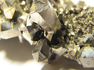 Entenda como o Brasil negocia parcerias com a Europa para explorar minerais críticos como nióbio, grafita e terras raras, visando transferência de tecnologia e protagonismo industrial.