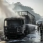 Carreta com celulose pega fogo e trava Rodovia dos Imigrantes nesta manhã