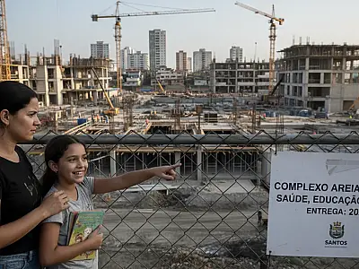 Canteiro de obras do Complexo Areia Branca em Santos apresenta evolução nas estruturas de saúde e educação.