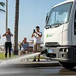 Santos amplia frota sustentável com novo caminhão elétrico para limpeza da orla