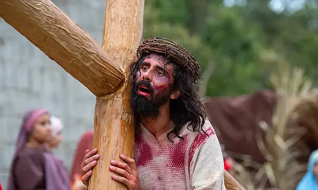 Abril de 2026 traz Semana Santa nos dias 3 e 5, feriado de Tiradentes no dia 21, campanhas como Abril Azul e Marrom, além de aniversários históricos e lutas sociais.