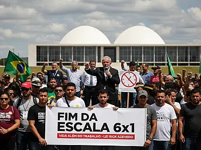 Presidente Lula recebe representantes das centrais sindicais no Palácio do Planalto para discutir direitos trabalhistas.