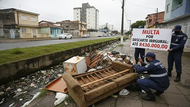 Novas regras em São Vicente buscam coibir o descarte irregular em canais e áreas públicas para evitar enchentes.