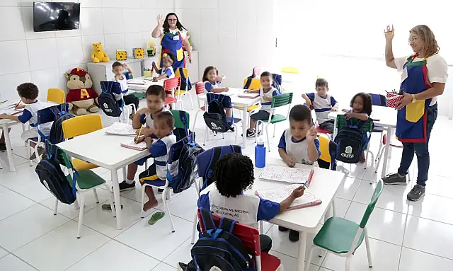 Falta de vagas em pré-escolas e creches prejudica o desenvolvimento infantil e a economia local.