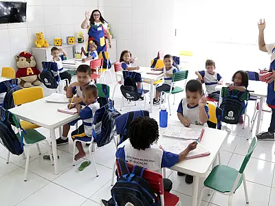 Falta de vagas em pré-escolas e creches prejudica o desenvolvimento infantil e a economia local.
