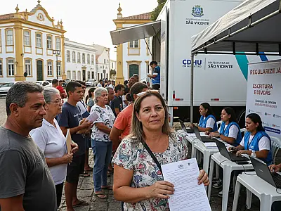 Unidade móvel da CDHU oferece serviços de regularização habitacional no Centro de São Vicente.