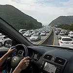 Feriado de 1º de maio: mais de 300 mil veículos são esperados no Litoral; veja como evitar o trânsito